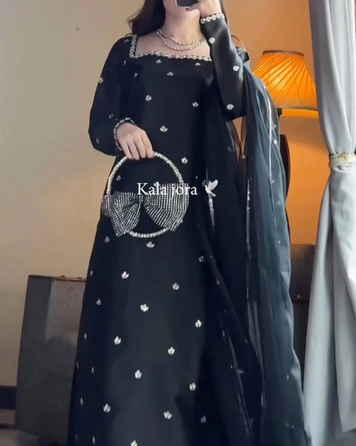 DRESS CODE : AVA BLACK