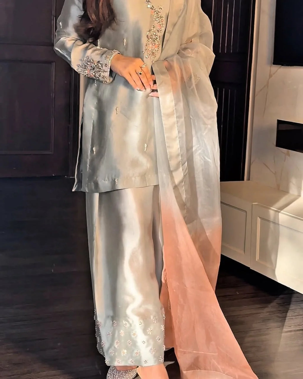 DRESS CODE: SILVOURA