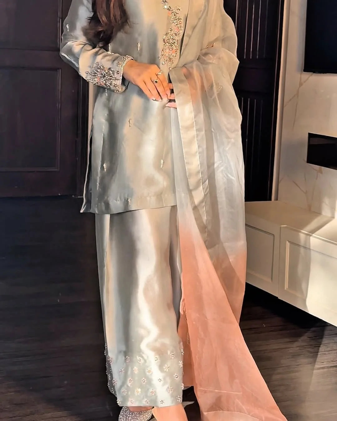 DRESS CODE: SILVOURA