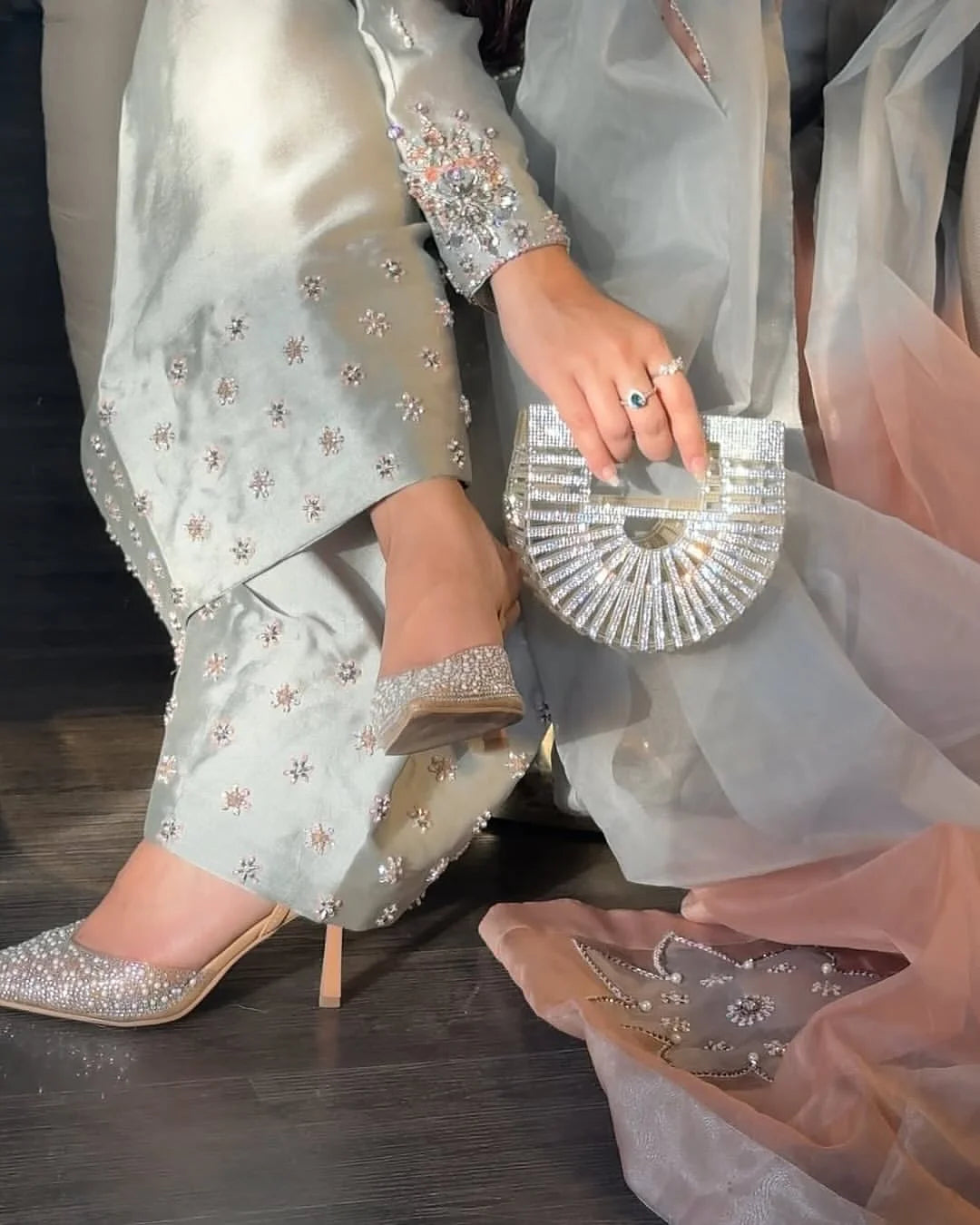 DRESS CODE: SILVOURA