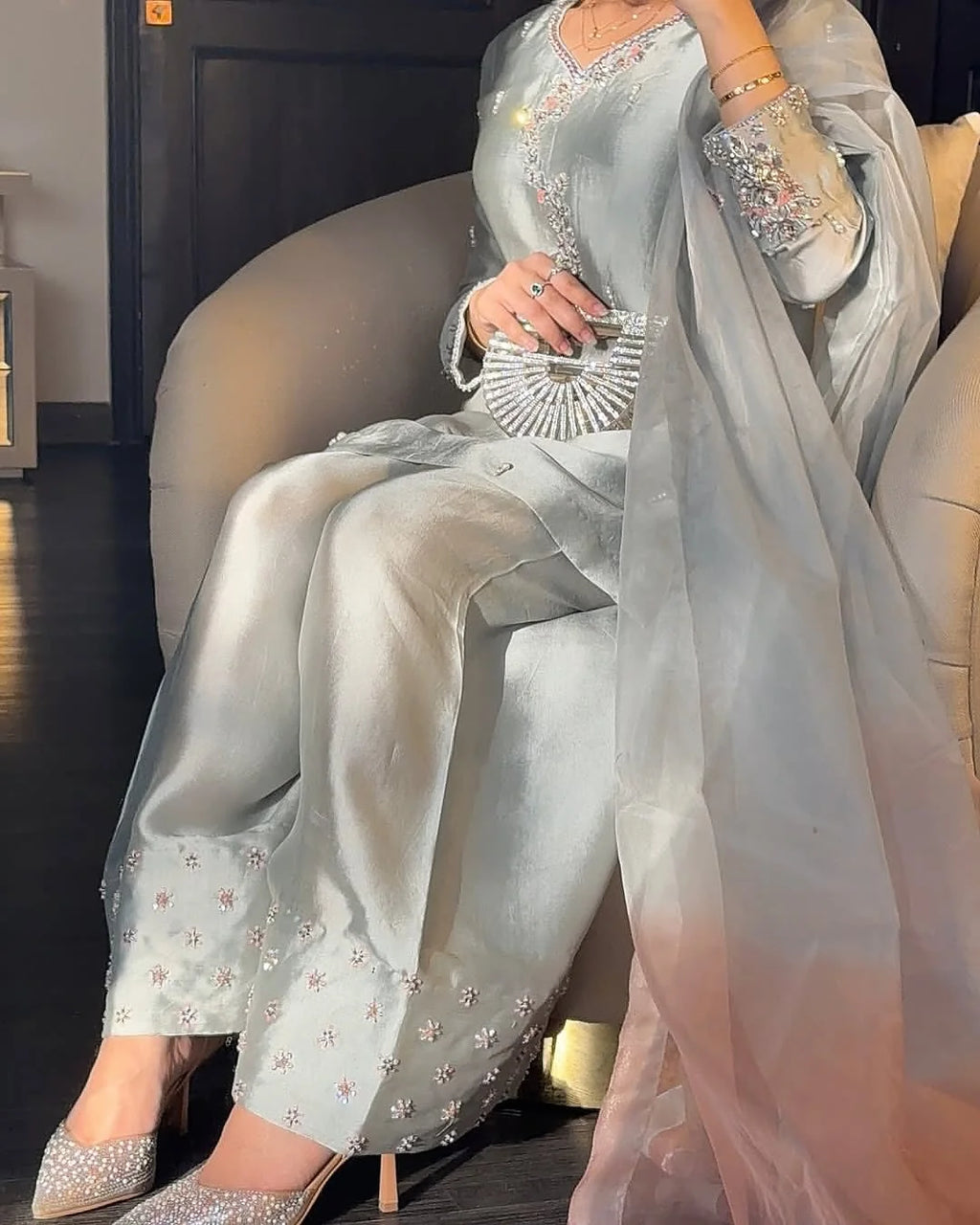 DRESS CODE: SILVOURA