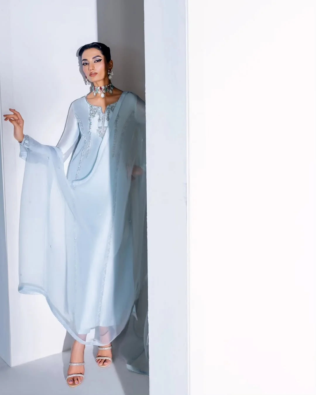 DRESS CODE : ICY-BLUE