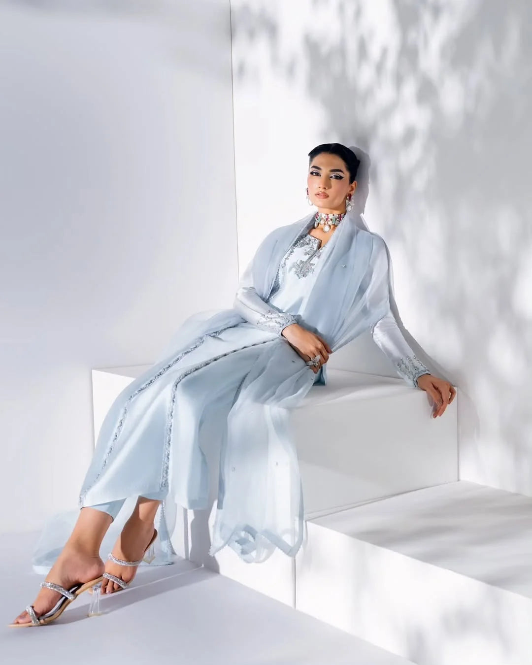 DRESS CODE : ICY-BLUE