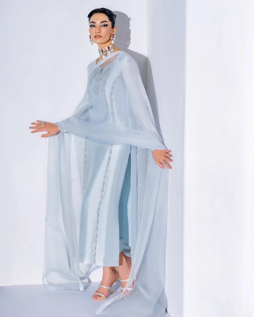 DRESS CODE : ICY-BLUE