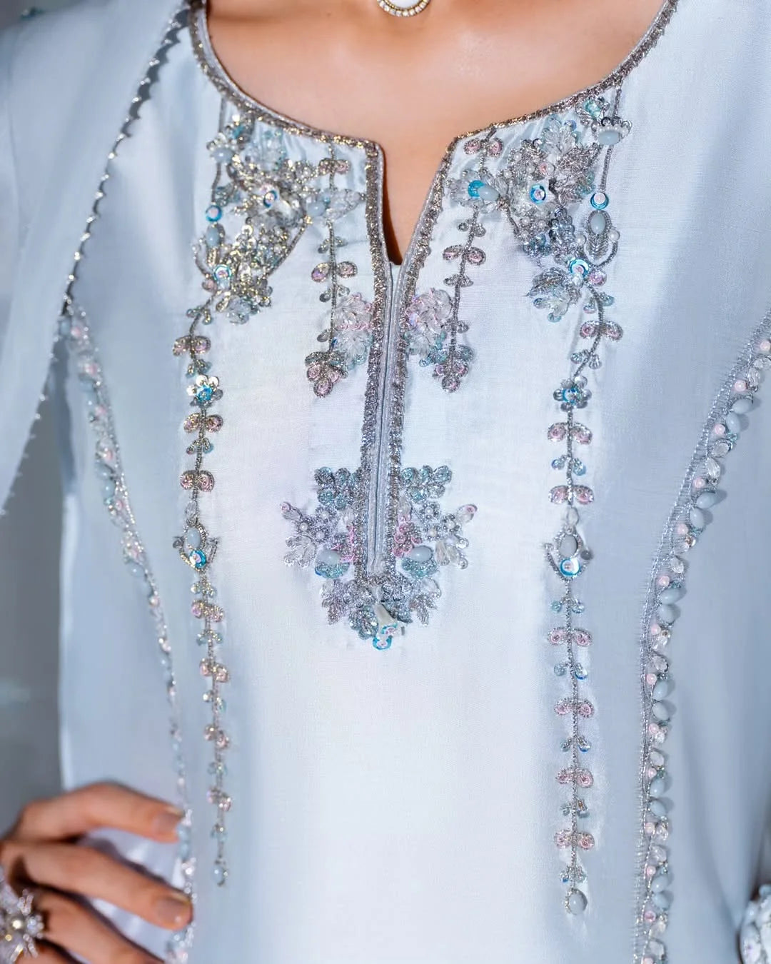 DRESS CODE : ICY-BLUE