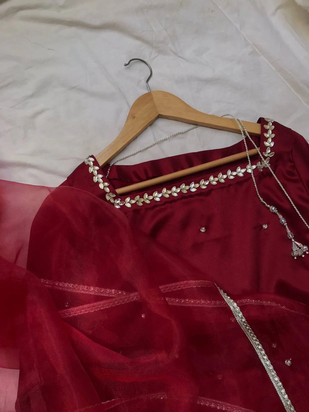 DRESS CODE: MAROON
