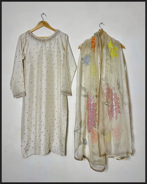 DRESS CODE : OFF-WHITE