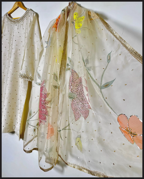 DRESS CODE : OFF-WHITE